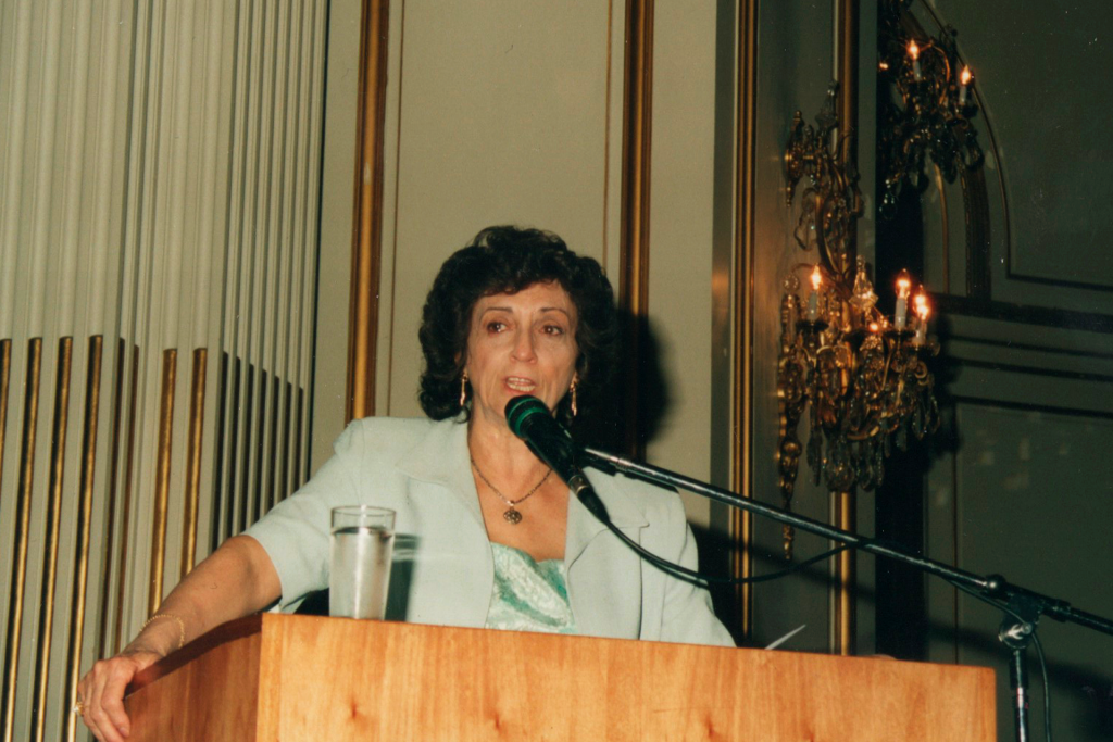 Se declara de interés cultural en la Ciudad Autónoma de Buenos Aires el libro “Oscar o el guardapolvo blanco”. El 3 de noviembre de 2006 se hace entrega del diploma correspondiente en el Salón Dorado de la Legislatura de la Ciudad Autónoma de Buenos Aires.