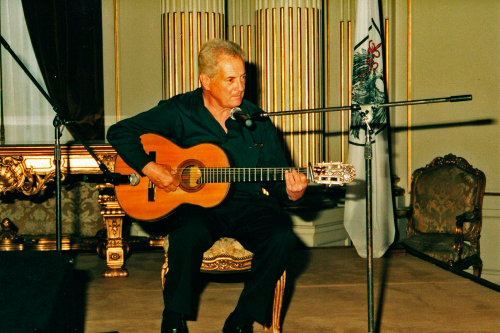 Edgardo Linardi, hermano de Stella Maris en el Salón Dorado.