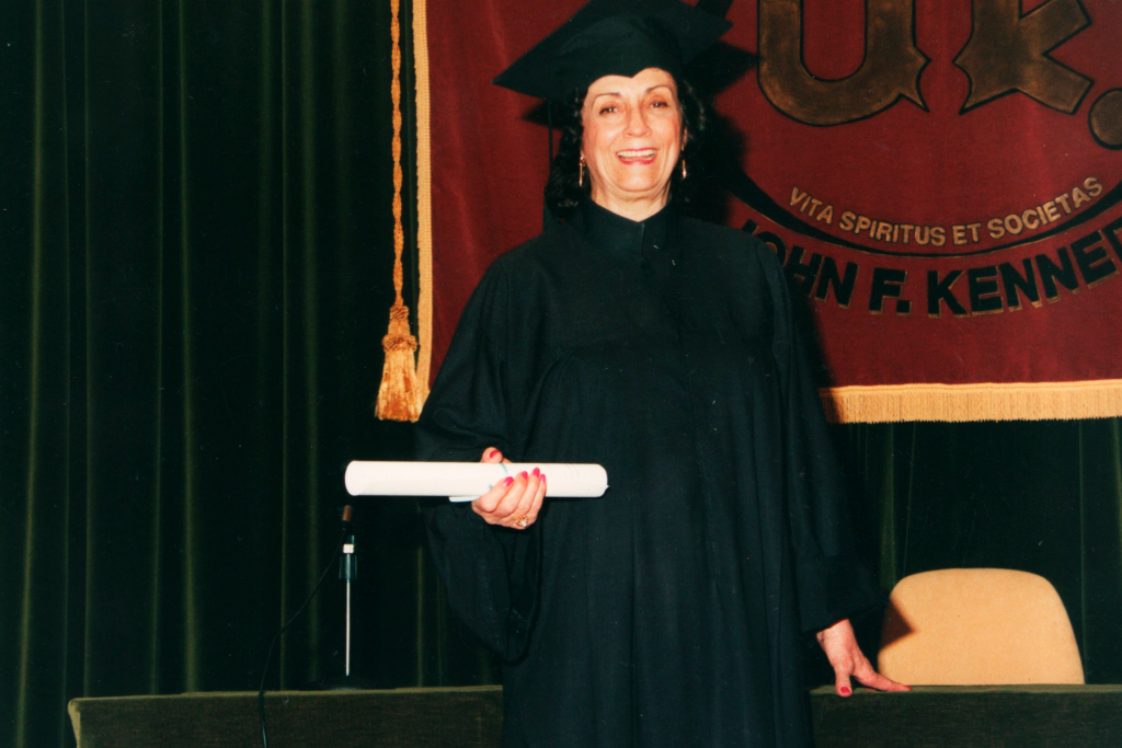 Stella Maris recibiendo el diploma de profesora universitaria en psicología en el año 2002.
