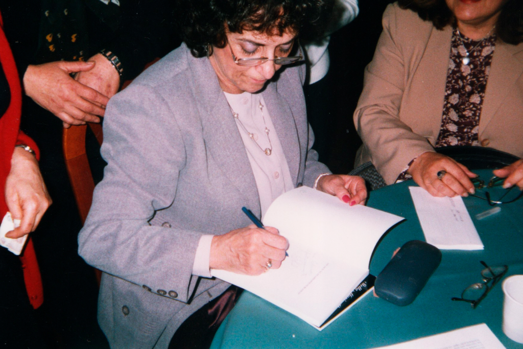 Stella Maris firmando ejemplares en el Rotary Club de Ramos Mejía.