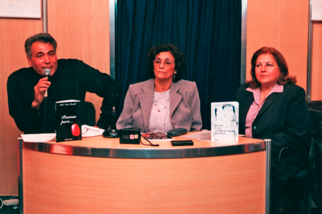 Stella Maris Linardi en una presentación en la Feria del Libro.