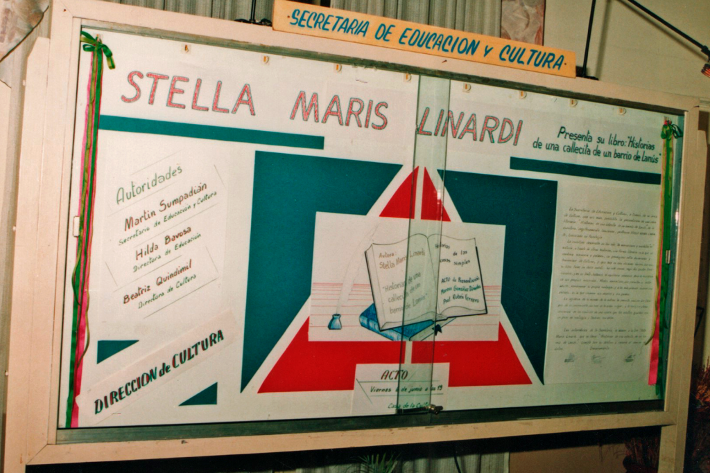 Cartelera realizada por la secretaria de educación y cultura del municipio de Lanús para Stella Maris Linardi.