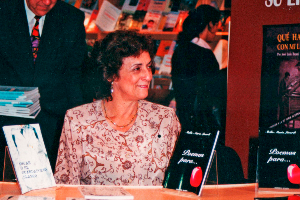 Stella Maris en la Feria del Libro en el año 2002.