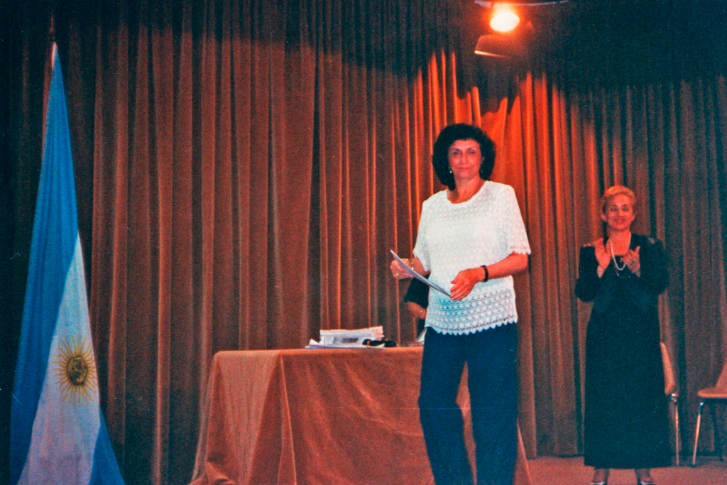 Stella Maris recibiendo un premio en la biblioteca del congreso de la Nación.