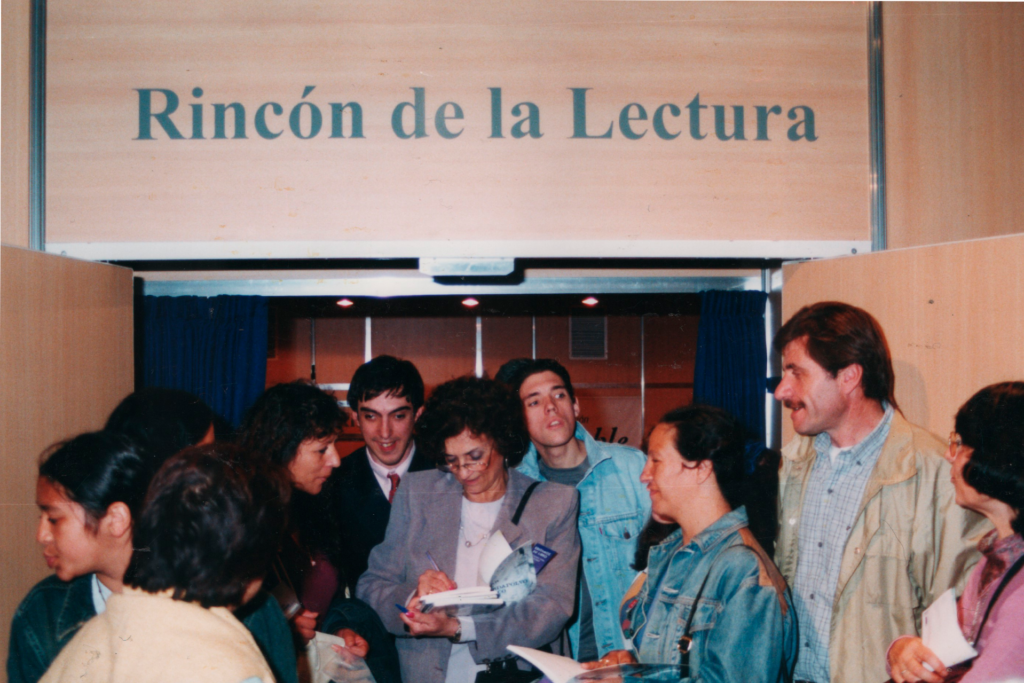 Stella Maris Linardi en una presentación en la Feria del Libro.