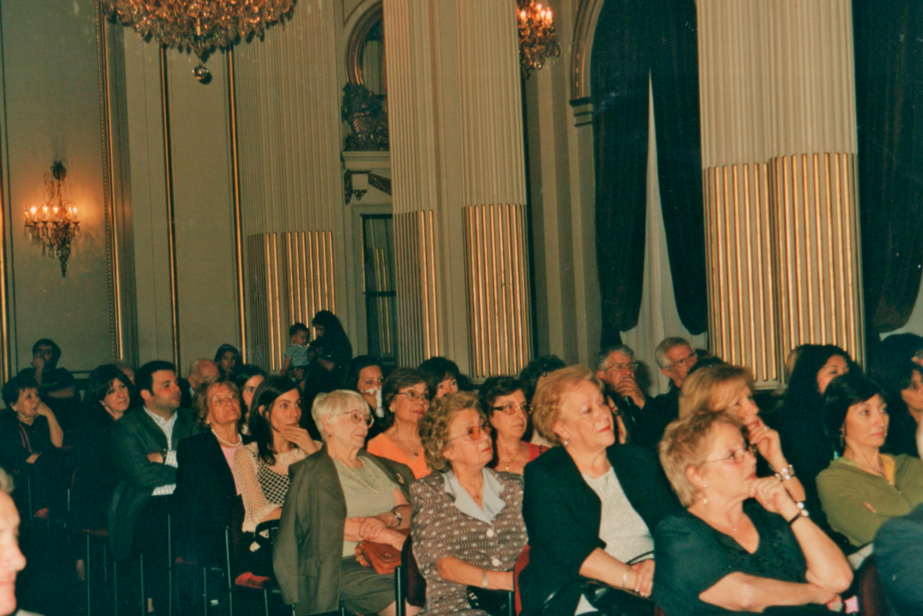 Invitados al Salón Dorado de la Legislatura de la Ciudad Autónoma de Buenos Aires.