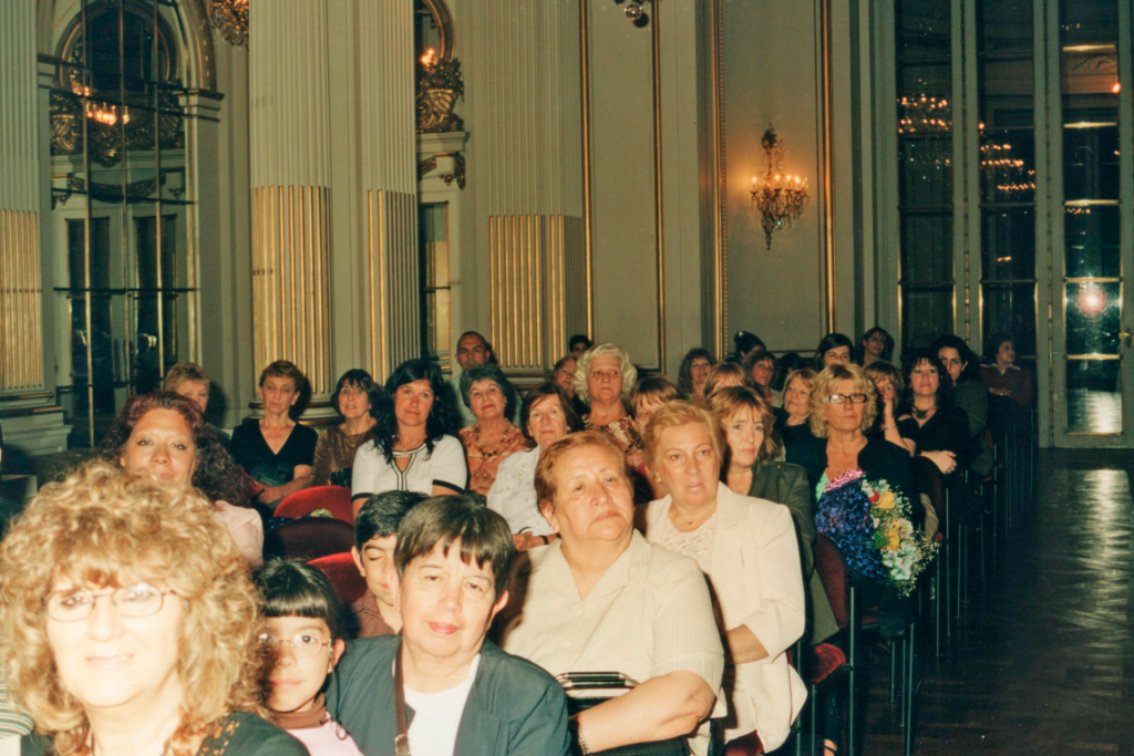 Invitados al Salón Dorado de la Legislatura de la Ciudad Autónoma de Buenos Aires.